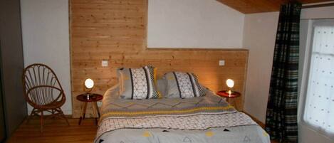 2 habitaciones, tabla de planchar con plancha y ropa de cama