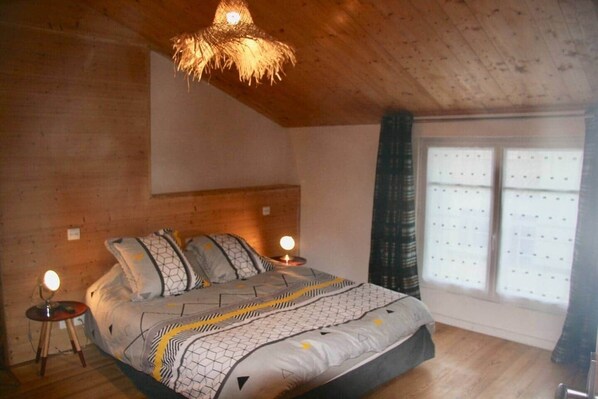 2 bedrooms, iron/ironing board, bed sheets