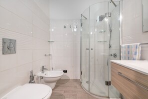Een douche, gratis toiletartikelen, een haardroger, handdoeken