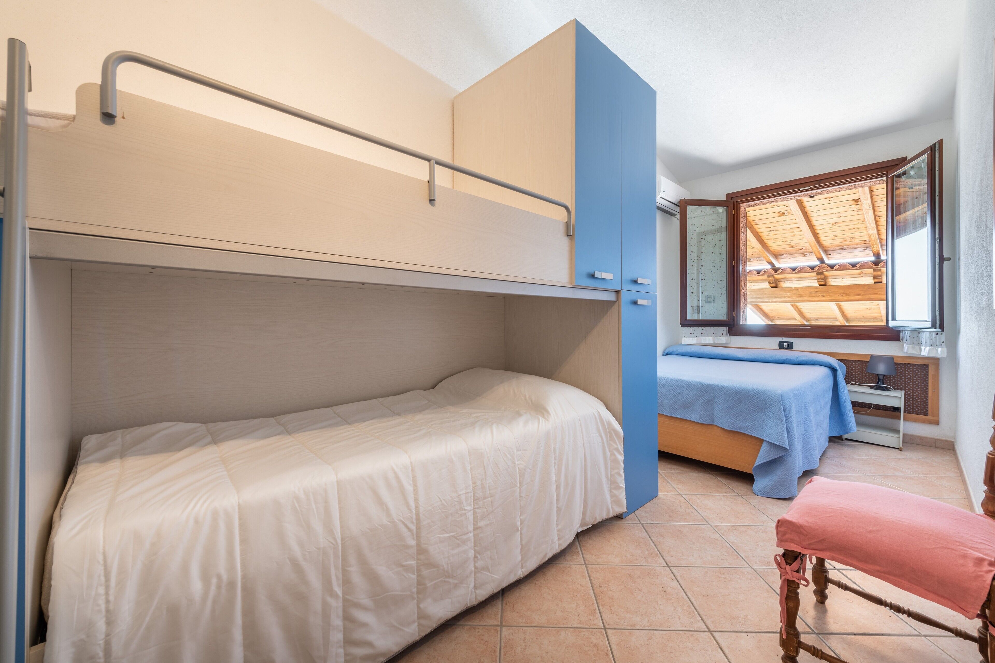 3 habitaciones, tabla de planchar con plancha y ropa de cama 