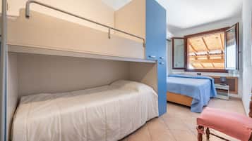 3 habitaciones, tabla de planchar con plancha y ropa de cama