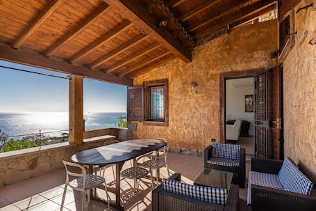 Outdoor dining. Holiday Home "Il Pashà" near the Beach with Sea View & Garden