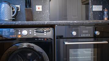 City Apartment, Private Bathroom, Harbour View | Shared kitchen