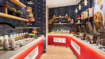 Desayuno buffet (AED 35 por persona)