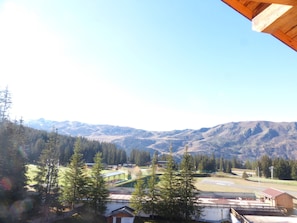 A mountainous landscape with a ski resort, including buildings and ski lifts. - Sunny apartment for 6, ski-in/ski-out in Méribel (Méribel)