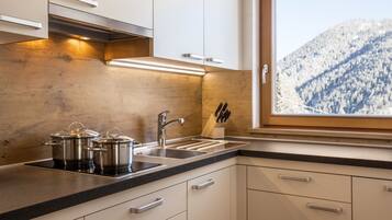 Wasserkocher mit Kaffee-/Teezubehör, Kühlschrank, Mikrowelle, Ofen