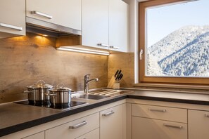 Fridge, microwave, oven, stovetop - Apartment 'Ciasa Funtanies  Sas Dla Crusc' with Mountain View, Shared Garden and Wi-Fi (San Martino in Badia)
