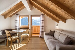 TV - Apartment 'Ciasa Funtanies  Sas Dla Crusc' with Mountain View, Shared Garden and Wi-Fi (San Martino in Badia)