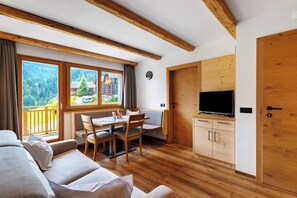 TV - Holiday Home “Ciasa Funtanies Pütia” with Mountain View, Balconies & Wi-Fi (San Martino in Badia)