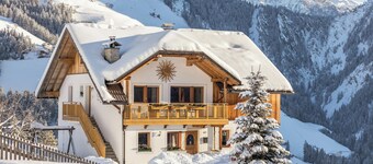 Holiday Home “Ciasa Funtanies Pütia” with Mountain View, Balconies & Wi-Fi