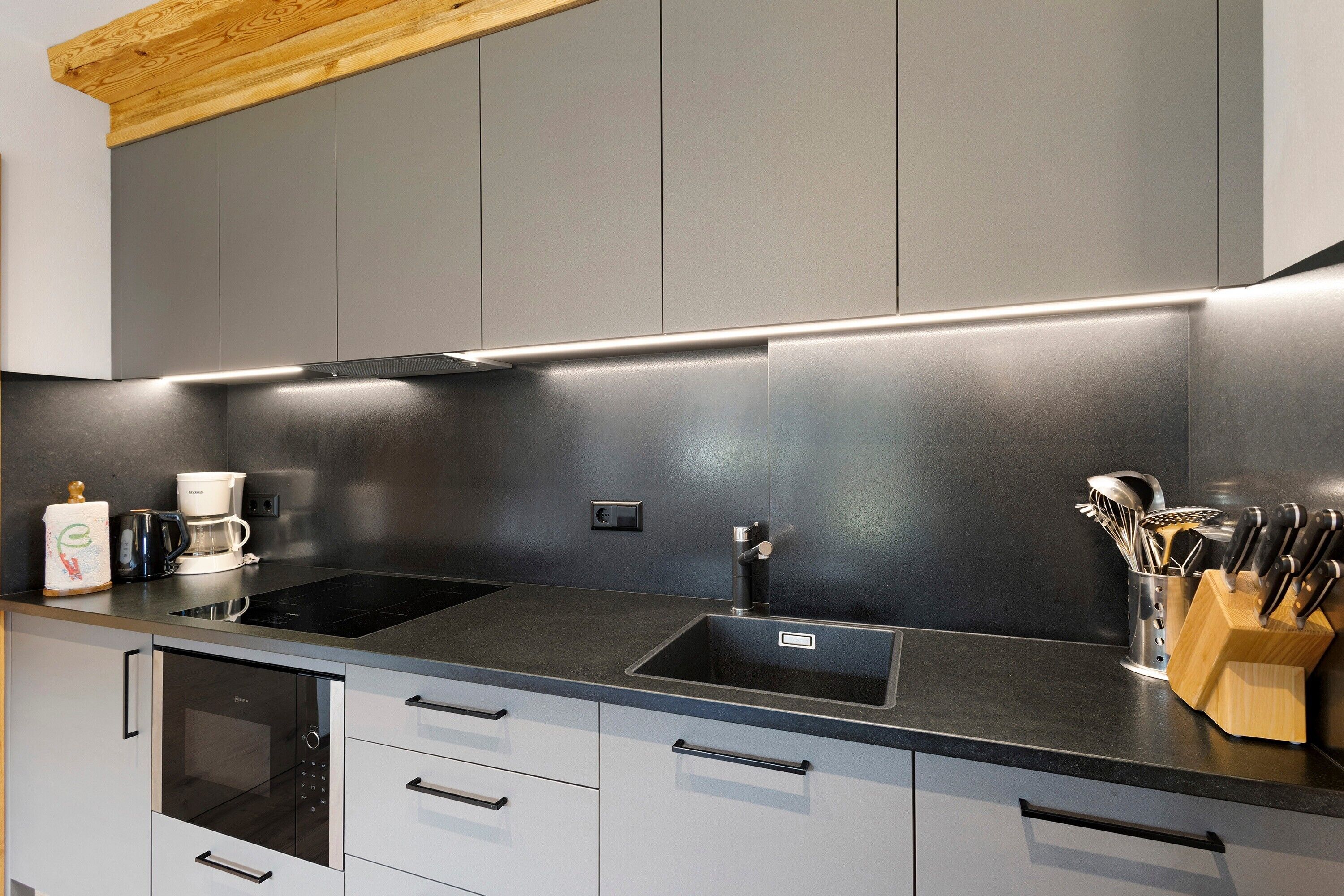 Kühlschrank, Ofen, Herdplatte, Wasserkocher mit Kaffee-/Teezubehör