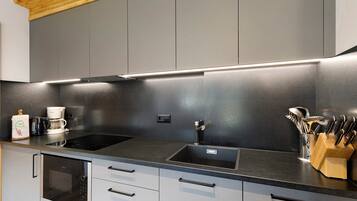 Kühlschrank, Ofen, Herdplatte, Wasserkocher mit Kaffee-/Teezubehör