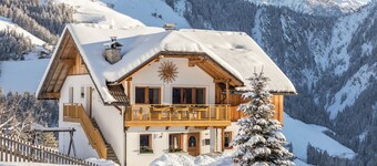 Holiday Home “Ciasa Funtanies Pütia” with Mountain View, Balconies & Wi-Fi