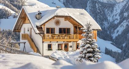 Holiday Home “Ciasa Funtanies Pütia” with Mountain View, Balconies & Wi-Fi