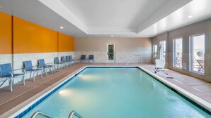 Kolam renang indoor, dengan kursi berjemur