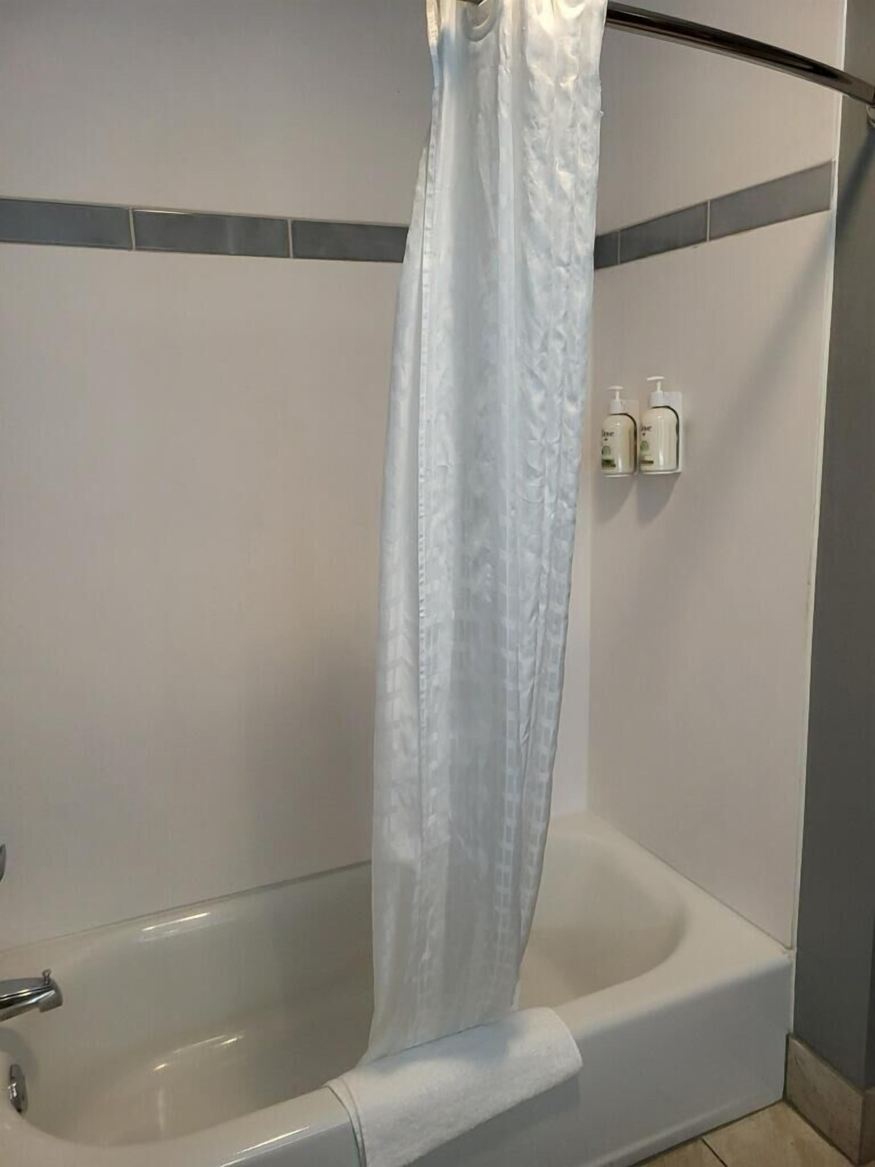 room, 1 king bed, non smoking | bathroom | free toiletries, hair dryer, towels