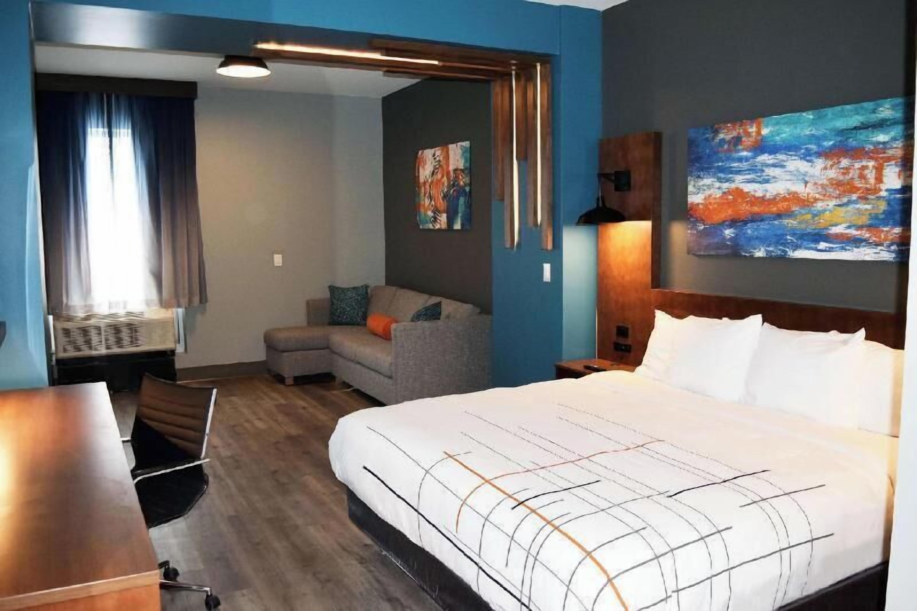 Escritorio, espacio para trabajar con laptop y cortinas blackout 
