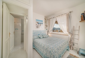 7 bedrooms, in-room safe, iron/ironing board, travel crib