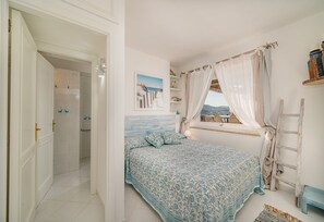 10 chambres, coffres-forts dans les chambres, fer et planche à repasser