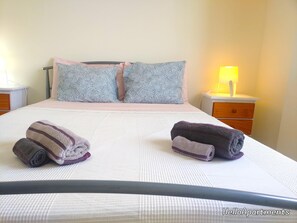 2 slaapkamers, een strijkplank/strijkijzer, internet, beddengoed