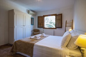4 bedrooms, iron/ironing board, free WiFi, bed sheets