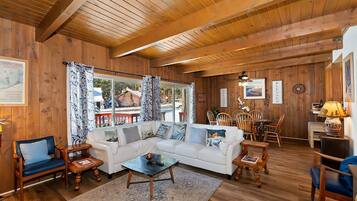 Televisión, chimenea, reproductor de DVD y futbolito