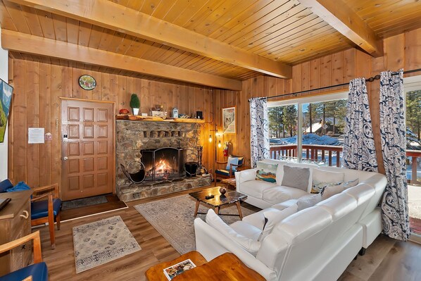 Televisión, chimenea, reproductor de DVD y futbolito 