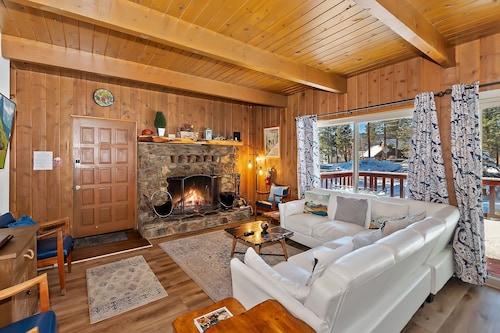 Forest Trail Retreat by Destination Big Bear : Walk to the Lake for Fishing & Kayaking! Near Ski Resorts! HOT TUB! Foosball!