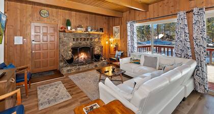 Forest Trail Retreat by Destination Big Bear : Walk to the Lake for Fishing & Kayaking! Near Ski Resorts! HOT TUB! Foosball!
