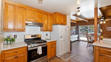 Frigorífico, microondas, horno y lavavajillas