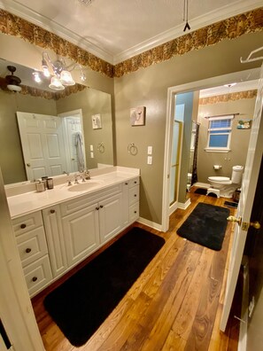 Badewanne, Bidet, Handtücher, Seife