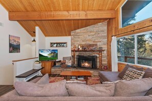 電視、壁爐、電子遊戲、音響