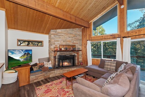 Birdsong Cabin by Destination Big Bear : Luxury! Walk to Bear Mountain Resort! Outdoor Hot Tub! Pac Man Arcade!