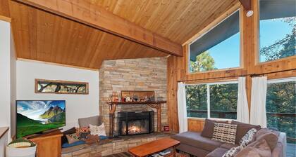 Birdsong Cabin by Destination Big Bear : Luxury! Walk to Bear Mountain Resort! Outdoor Hot Tub! Pac Man Arcade!