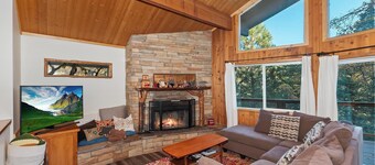 Birdsong Cabin by Destination Big Bear : Luxury! Walk to Bear Mountain Resort! Outdoor Hot Tub! Pac Man Arcade!