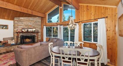 Birdsong Cabin by Destination Big Bear : Luxury! Walk to Bear Mountain Resort! Outdoor Hot Tub! Pac Man Arcade!