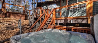 Birdsong Cabin by Destination Big Bear : Luxury! Walk to Bear Mountain Resort! Outdoor Hot Tub! Pac Man Arcade!
