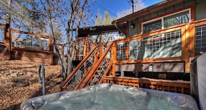 Birdsong Cabin by Destination Big Bear : Luxury! Walk to Bear Mountain Resort! Outdoor Hot Tub! Pac Man Arcade!