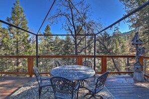 Outdoor dining - Birdsong Cabin by Destination Big Bear : Luxury! Walk to Bear Mountain Resort! Outdoor Hot Tub! Pac Man Arcade! (Big Bear Lake)