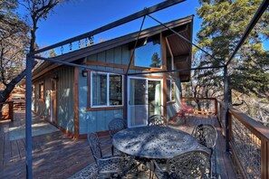 Outdoor dining - Birdsong Cabin by Destination Big Bear : Luxury! Walk to Bear Mountain Resort! Outdoor Hot Tub! Pac Man Arcade! (Big Bear Lake)