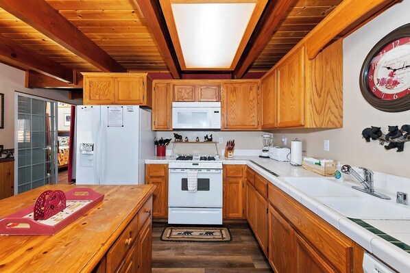 Fridge, microwave, stovetop, dishwasher