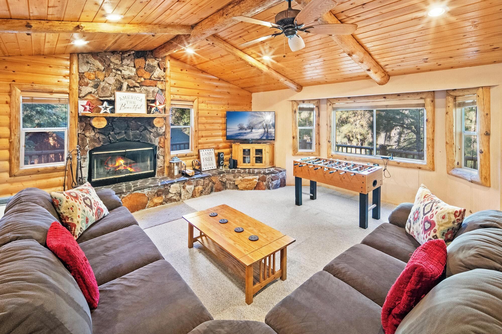 Flachbildfernseher, Kamin, DVD-Player, Tischfußball