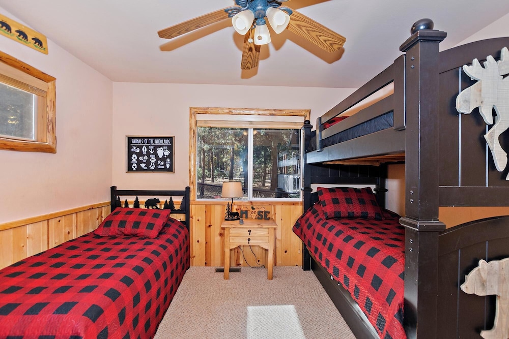 Freedom Village Lodge By Destination Big Bear : Log Cabin Near Ski Slopes, Village & Lake! Game Room! Spa! Foosball! Privacy! - Californie