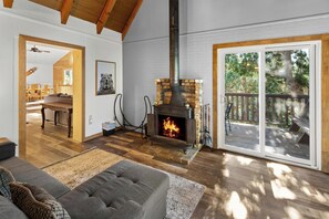 Fernseher, Kamin, DVD-Player, Tischfußball