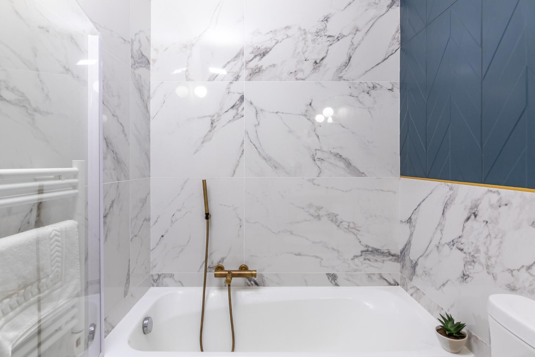 comfort twin room | bathroom | free toiletries, hair dryer, towels