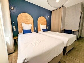 Standaard Twin kamer, op benedenverdieping (Sans Parking Auto) | Luxe beddengoed, een kluis op de kamer, een bureau