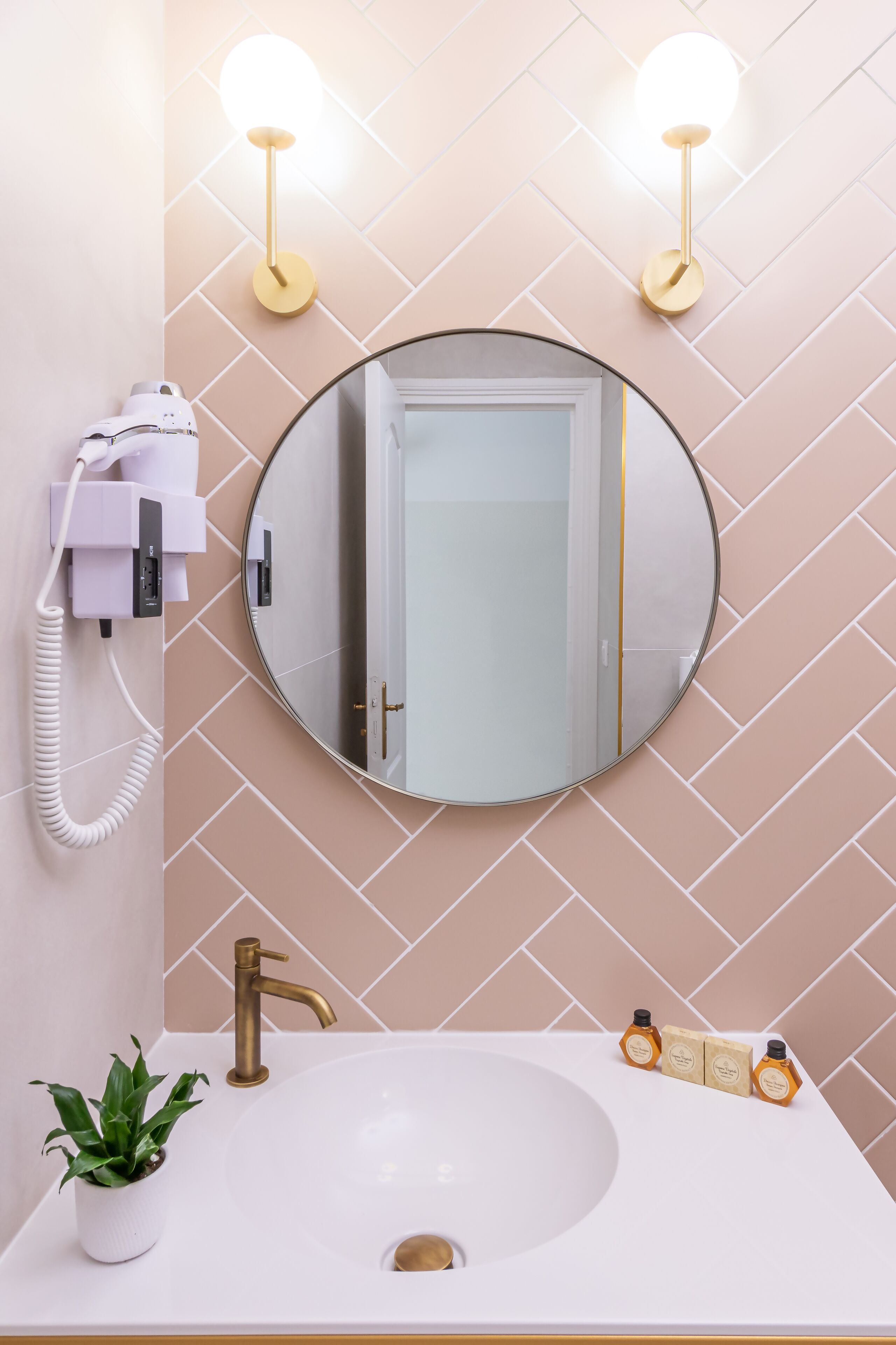 comfort double room | bathroom | free toiletries, hair dryer, towels