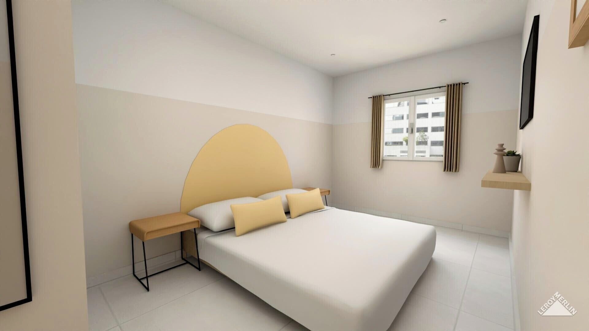 Ein Schlafzimmer mit einem Bett, einem Nachttisch, einem Fenster mit Vorhängen und einem kleinen Regal mit einer Pflanze.
