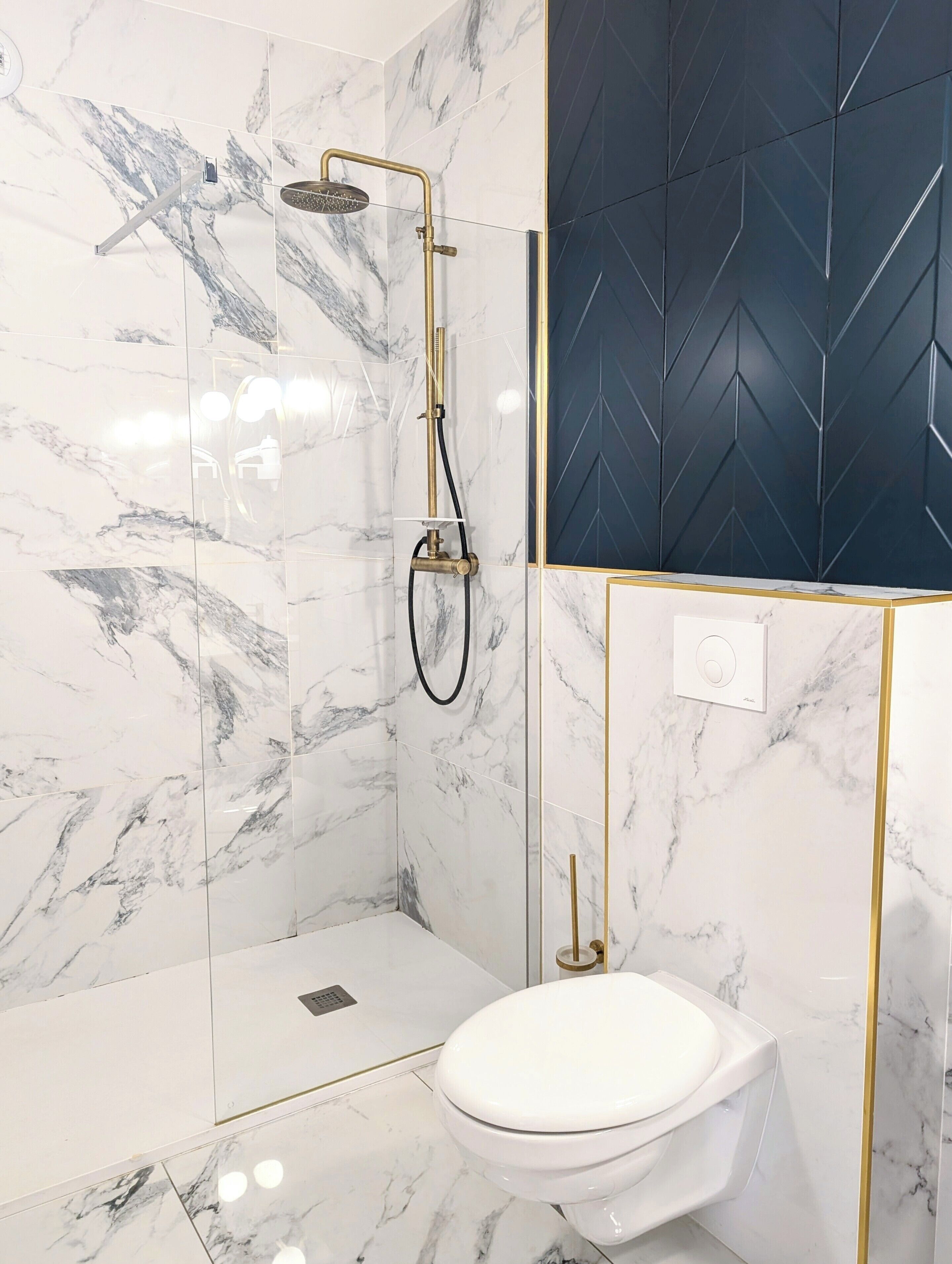 comfort twin room | bathroom | free toiletries, hair dryer, towels