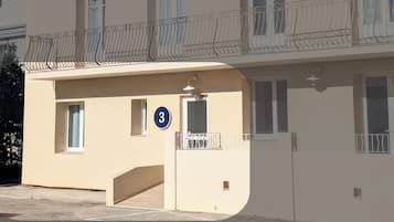 Twin room - Ground floor - without car parking | Premium bedding, in-room safe, desk, blackout curtains